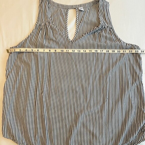 Old Navy Pinstriped Sleeveless Top Size XL - Picture 6 of 6